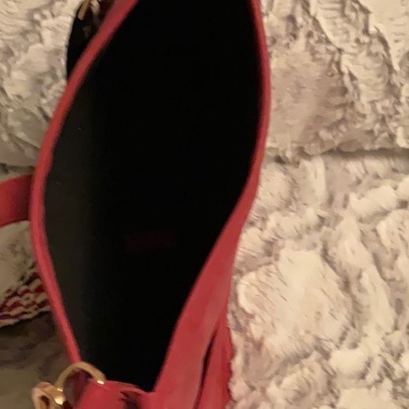 Leather purse adjustable strap can be worn cross body or not. - Picture 3 of 6